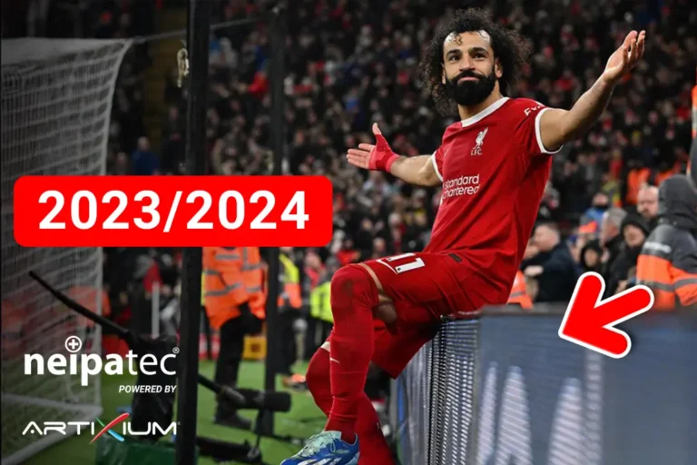 Joueur de football assis sur les dalles LED en bord de terrain, mention saison 2023/2024