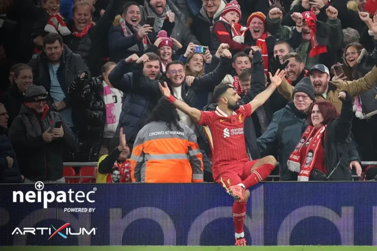 Joueur célébrant un but devant les supporters, système LED périmétrique allumé au premier plan