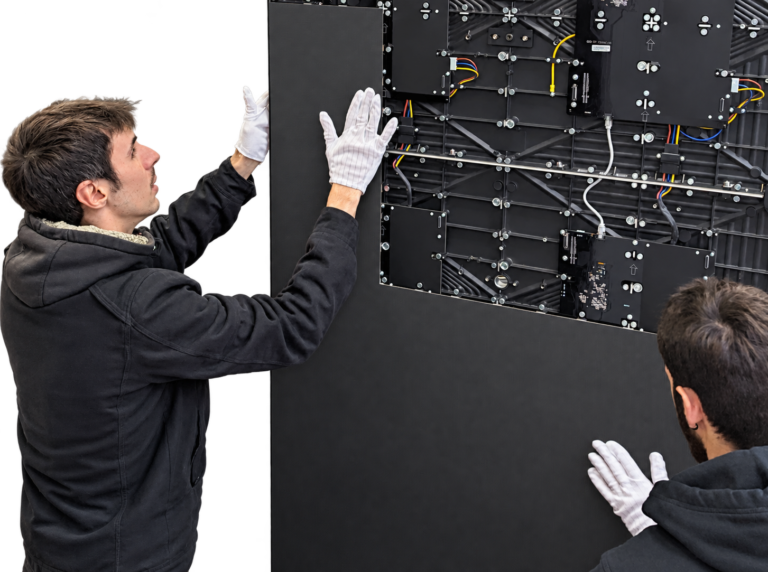 Techniciens posant un module magnétique en face avant d'un écran Cadmium