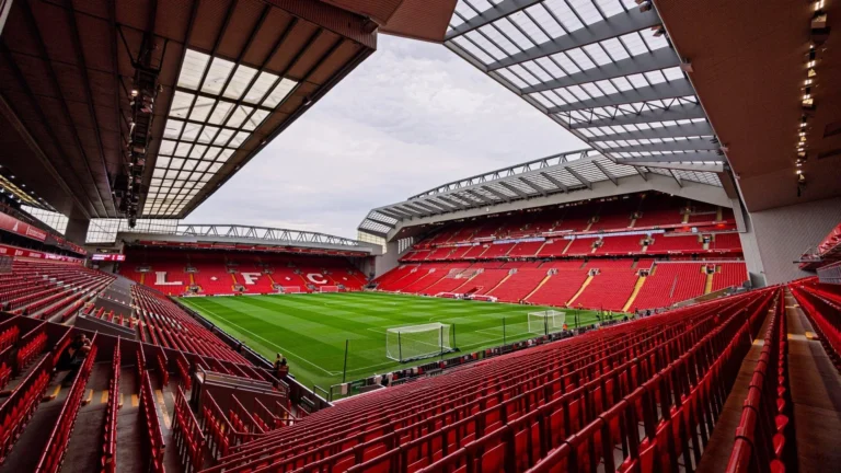 Vue panoramique d’Anfield depuis les gradins rouges, système LED périmétrique ceinturant la pelouse
