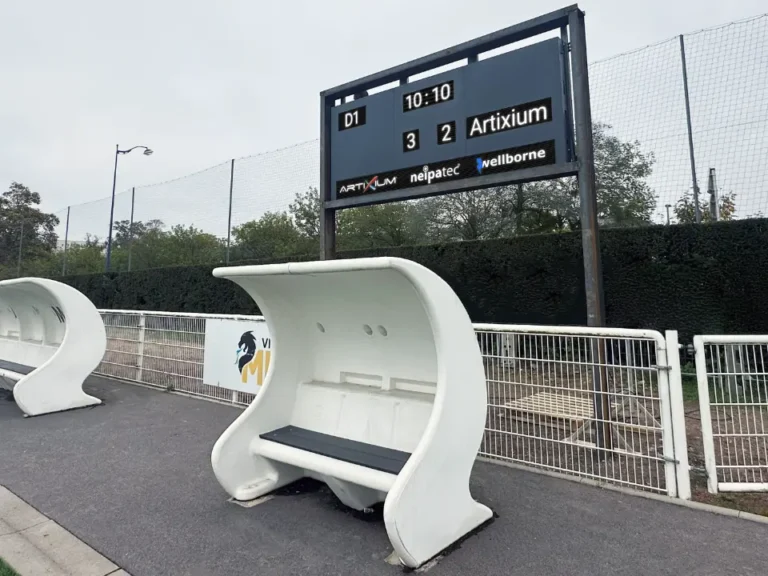 LED screen scoreboard – LED scoreboard above the team shelters, score and sponsor banner clearly legible