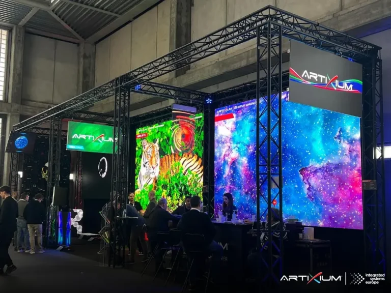 ISE 2024 : stand Artixium avec structure truss et écrans LED diffusant un tigre et une nébuleuse colorée