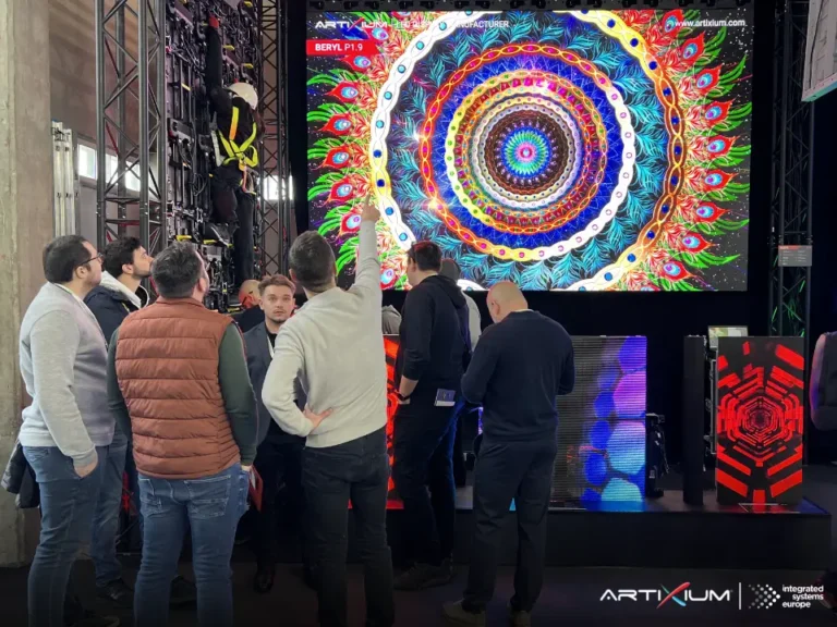 Visiteurs observant un écran LED Beryl P1.9 diffusant un motif kaléidoscopique coloré sur le stand