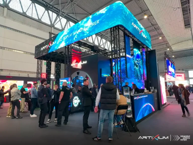 ISE 2025 : stand Artixium coiffé d'un bandeau LED incurvé, fréquenté par de nombreux visiteurs