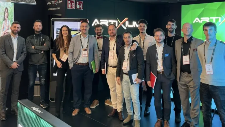 ISE 2023 : équipe et visiteurs sur le stand devant le logo lumineux Artixium