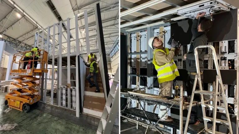 Montage du stand : ouvriers assemblant la structure et techniciens fixant des dalles LED