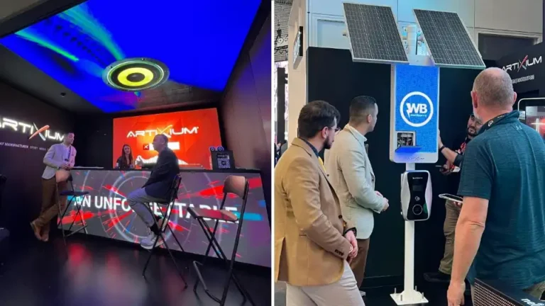 Espace salon du stand au plafond LED bleu, et visiteurs devant un totem LED solaire