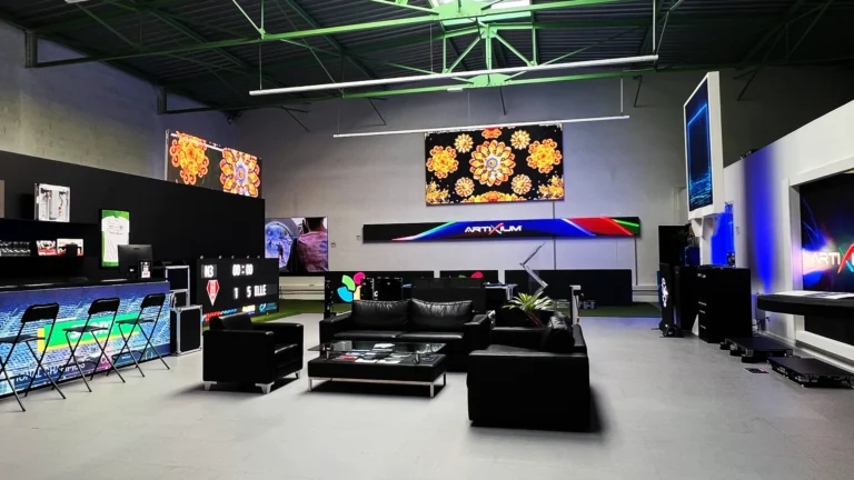 Vue d’ensemble du showroom Artixium à Vaulx-en-Velin, plusieurs écrans LED allumés