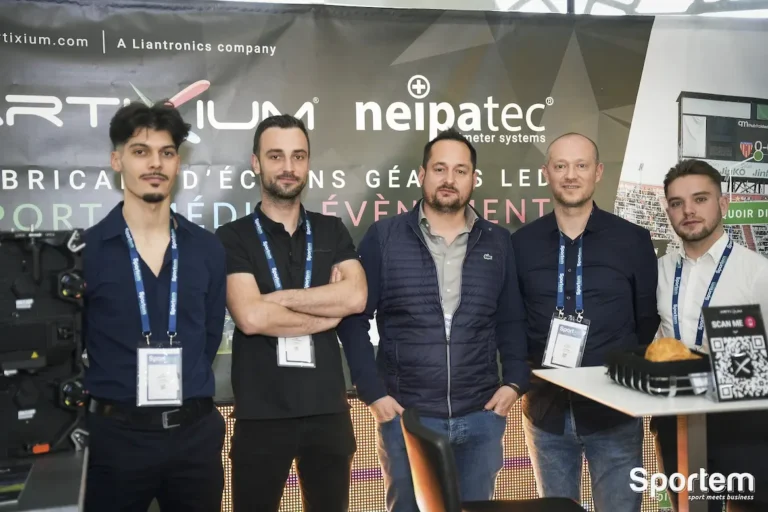 Sportem 2023 : cinq membres de l'équipe devant le kakemono Artixium et Neipatec sur le stand