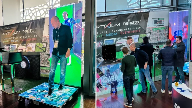 Visiteur debout sur un sol LED interactif et groupe échangeant devant le stand du salon