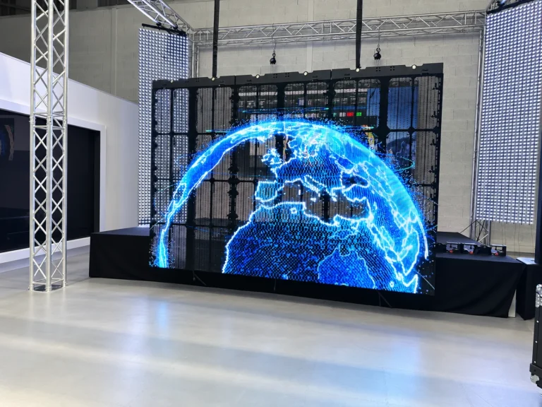 Écran LED transparent au showroom Artixium