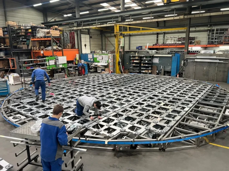 Workshop assembly of the circular frame of an LED floor