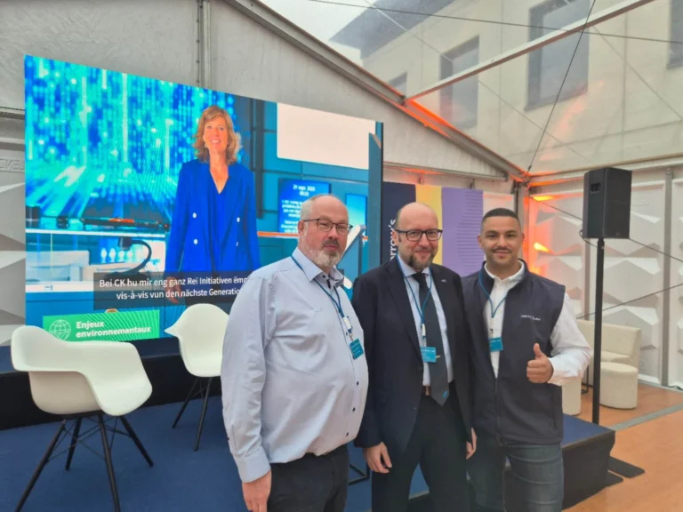 Tomorrow's Office 2025 : trois hommes devant l'écran LED Artixium sur la scène de CK Group