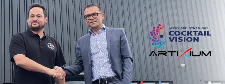 Deux hommes se serrant la main devant un bardage métallique gris, logos Cocktail Vision et Artixium