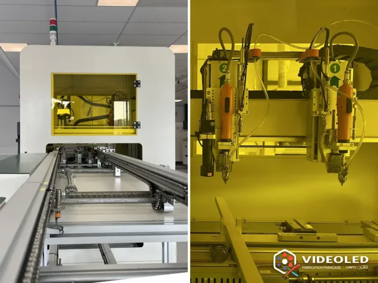 Machine d'assemblage électronique et têtes de vissage automatisées derrière une vitre de protection jaune