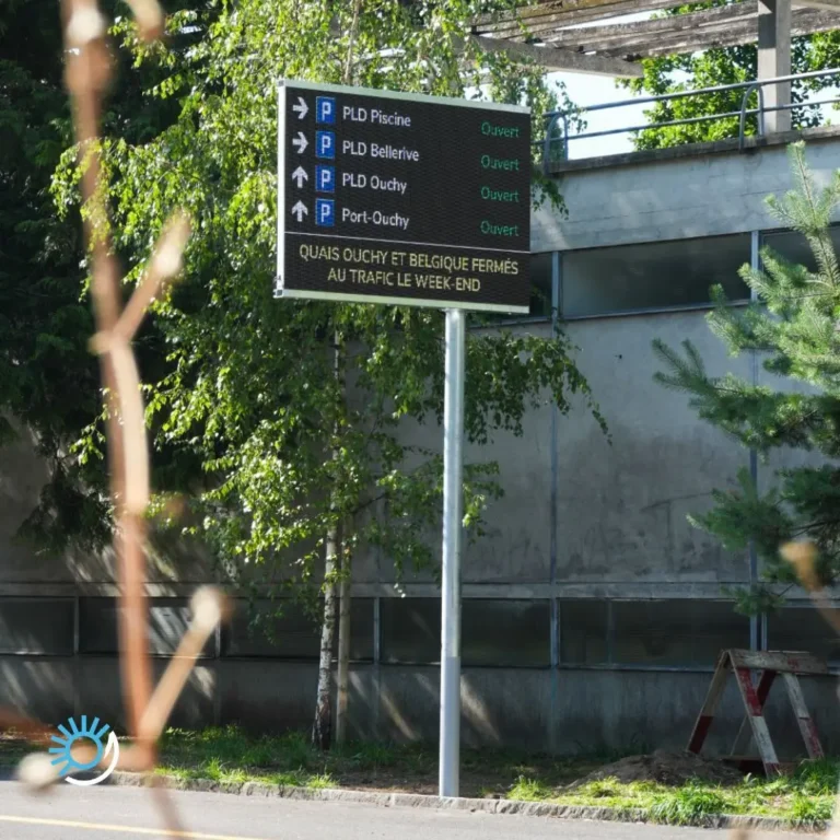 Écran LED Cobalt P6.67 sur mât à Lausanne indiquant les parkings disponibles et un message de circulation