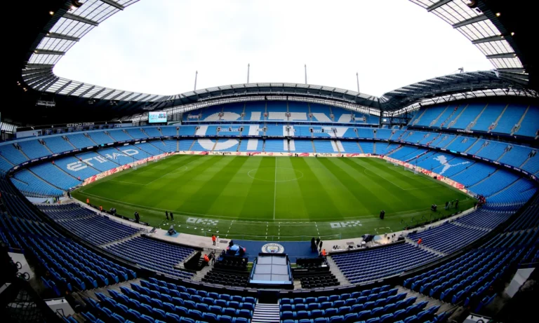 Écran LED stade Etihad – Vue grand angle de l’Etihad Stadium vide, système LED périmétrique allumé tout autour de la pelouse