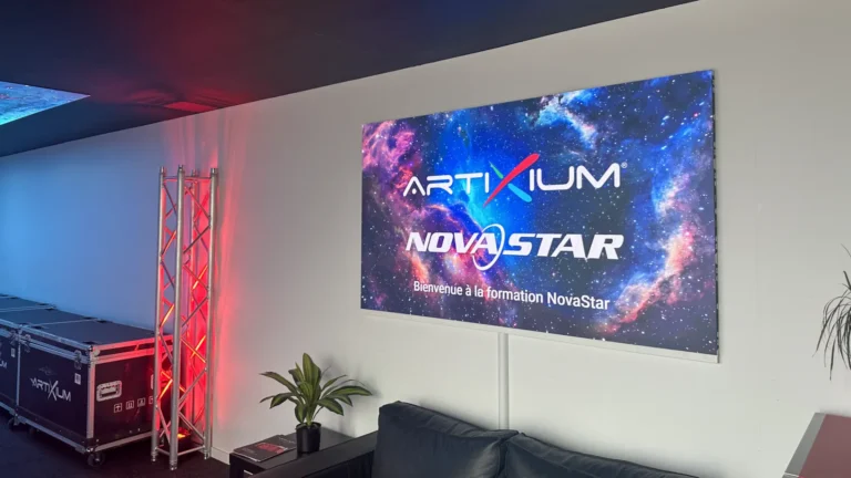 Mur LED affichant les logos Artixium et NovaStar et un message de bienvenue à la formation
