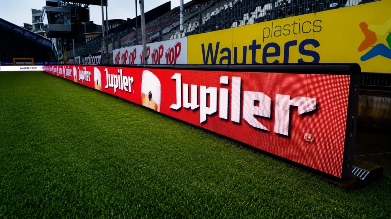 Écran LED périmétrique le long du terrain dans un stade de football