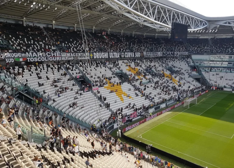 LED screen stadium Juventus – Stadium stands filling up, red perimeter LED system running an advert along the pitch