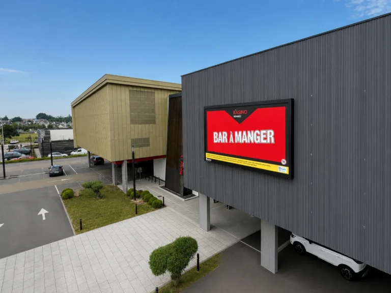 Kasino Vannes – LED display on the Kasino Vannes facade showing a Bar a manger promo above the car park