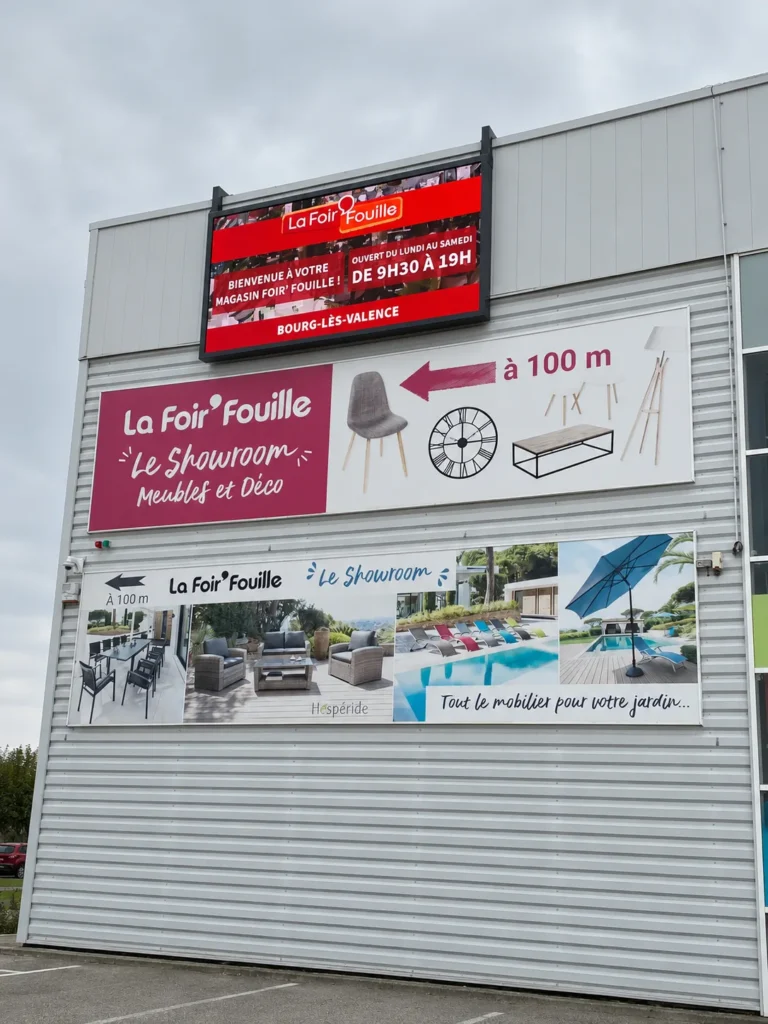 Écran LED magasin La Foir'Fouille – Écran LED en façade du magasin affichant le message d’accueil La Foir’Fouille et les horaires d’ouverture