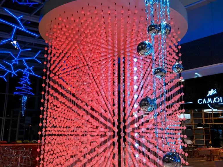 LED screen shopping centre Qwartz – Curtain of LED spheres lit in pink above the atrium of the Qwartz shopping centre