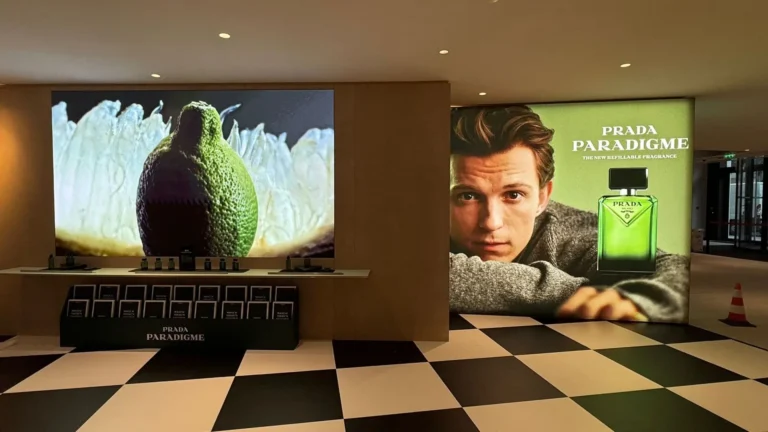 Mur d’images LED BERYL affichant un agrume en gros plan dans un espace parfum au sol en damier