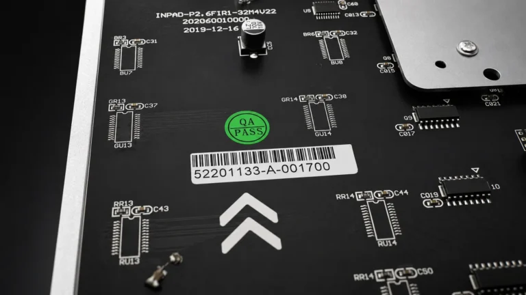 Étiquette code-barres et tampon de contrôle qualité au dos d'un module LED (traçabilité écran géant LED)