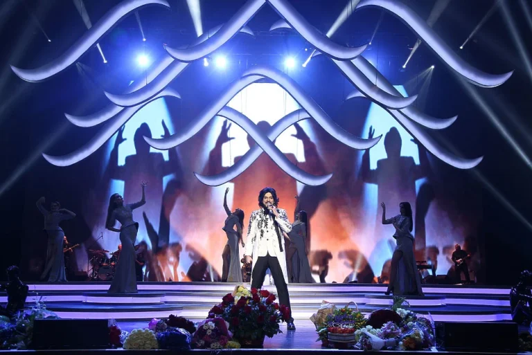 Écran LED tournée Philipp Kirkorov – Chanteur en veste blanche sur scène, danseuses et fond LED aux silhouettes de mains levées