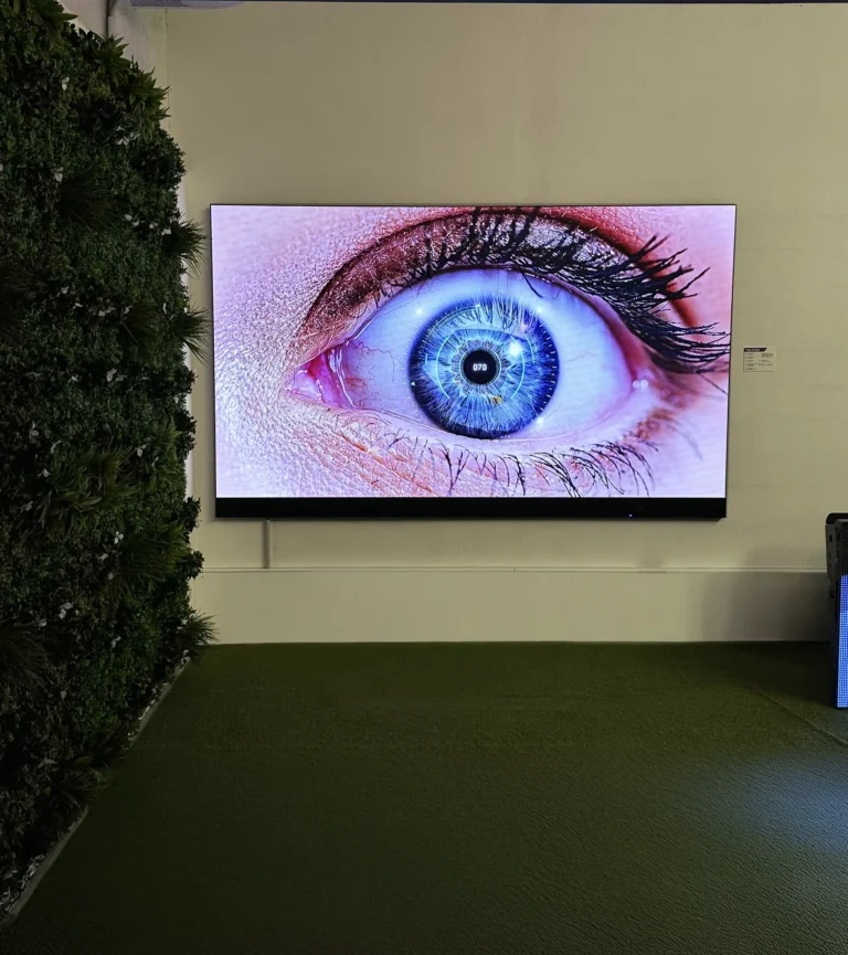 Écran LED intérieur fine pitch : gros plan d’un œil pour juger la finesse de l’image