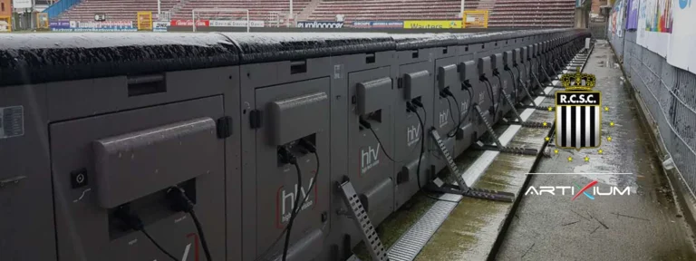 Écran LED stade Charleroi – Arrière du système LED périmétrique en bord de pelouse, dalles alignées, câblage et pieds de support