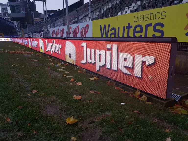 Système LED périmétrique allumé en bord de terrain, publicité rouge déroulée le long de la touche
