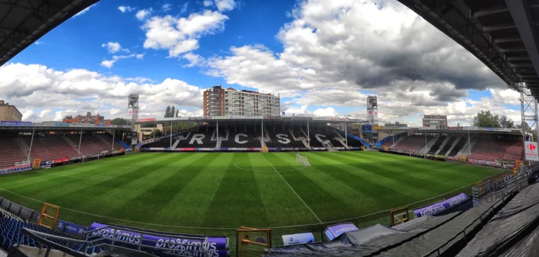 Panorama du stade vide depuis les tribunes, terrain cerné par le système LED périmétrique