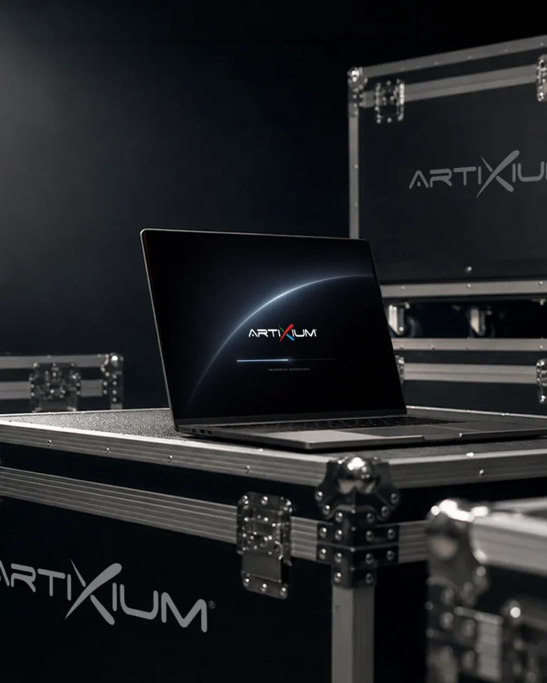 Ordinateur portable affichant le portail Artixium, posé sur un flight case