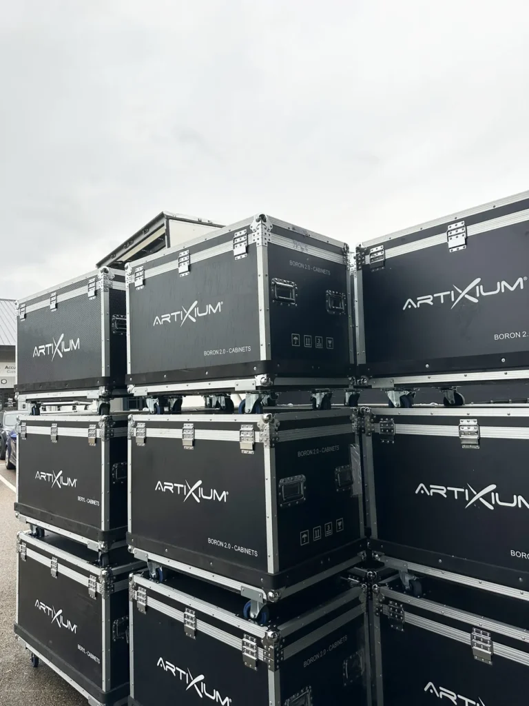 Pile de flight cases Artixium entreposés à l'extérieur