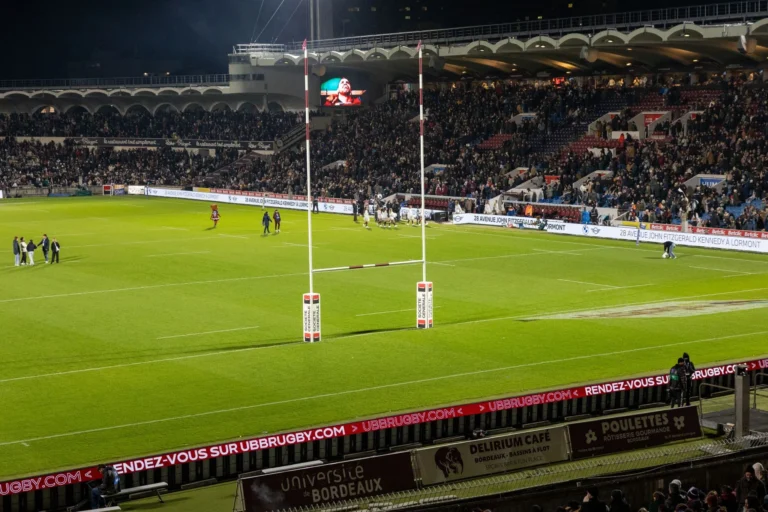 Vue large du stade de rugby avec système LED périmétrique rouge et écran géant en tribune