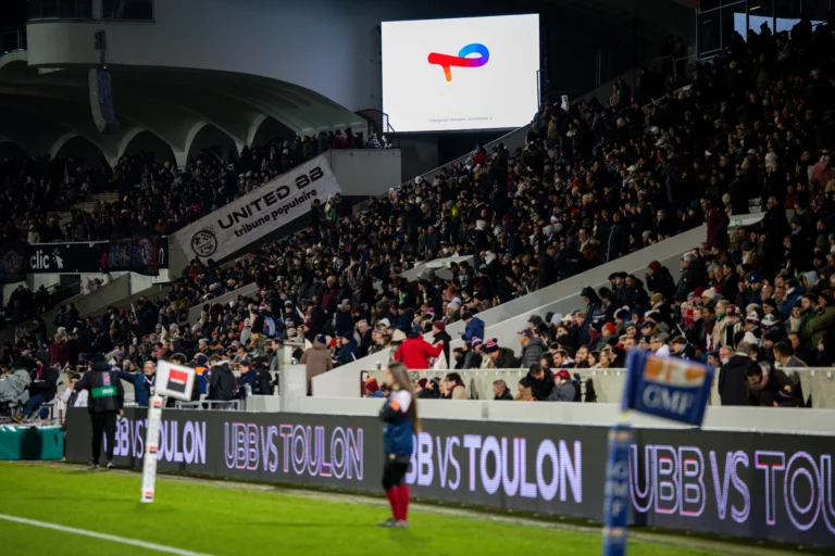 Écran géant LED en tribune affichant un logo, public dense et LED périmétrique UBB vs Toulon