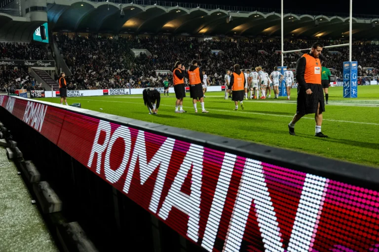 Système LED périmétrique affichant le prénom d’un joueur pendant l’échauffement sur la pelouse