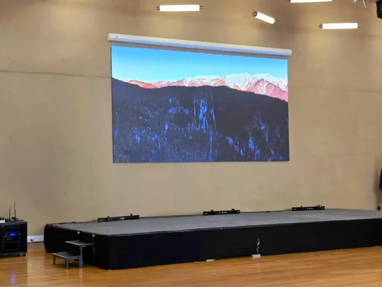 Écran LED QWARTZ mural diffusant un paysage de montagne enneigée au-dessus de l’estrade
