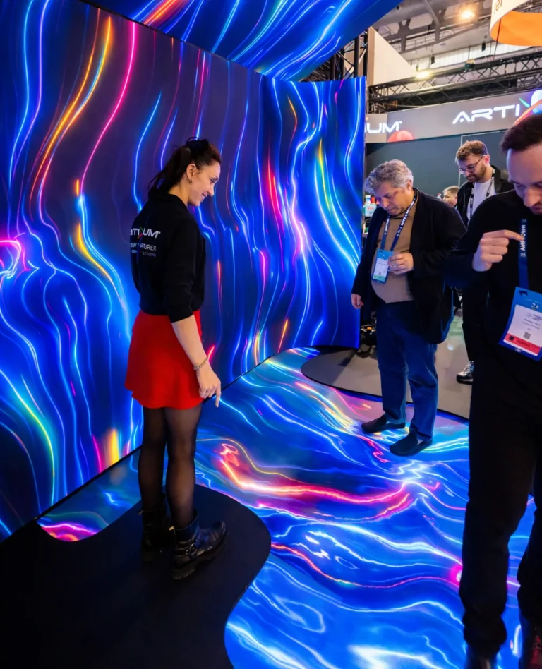 Sol et mur LED diffusant des lignes de couleur en mouvement sur un stand de salon