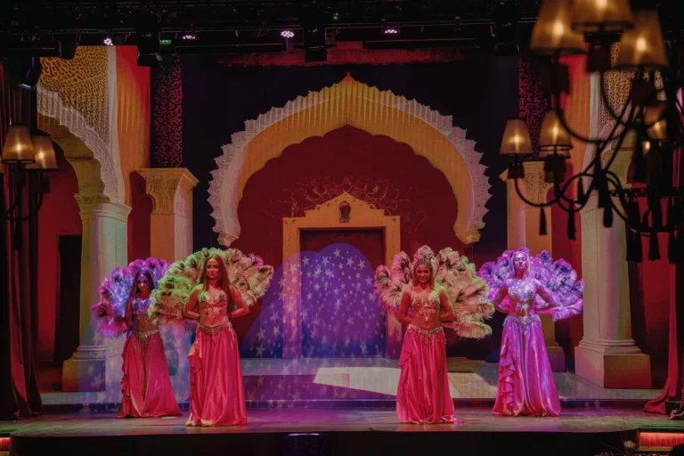 Danseuses orientales devant un décor diffusé sur l’écran LED