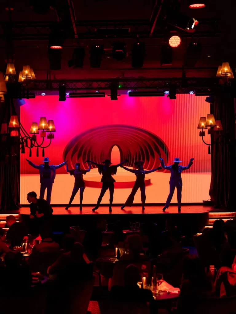 Spectacle de danse devant le mur LED du Buddha-Bar Agadir