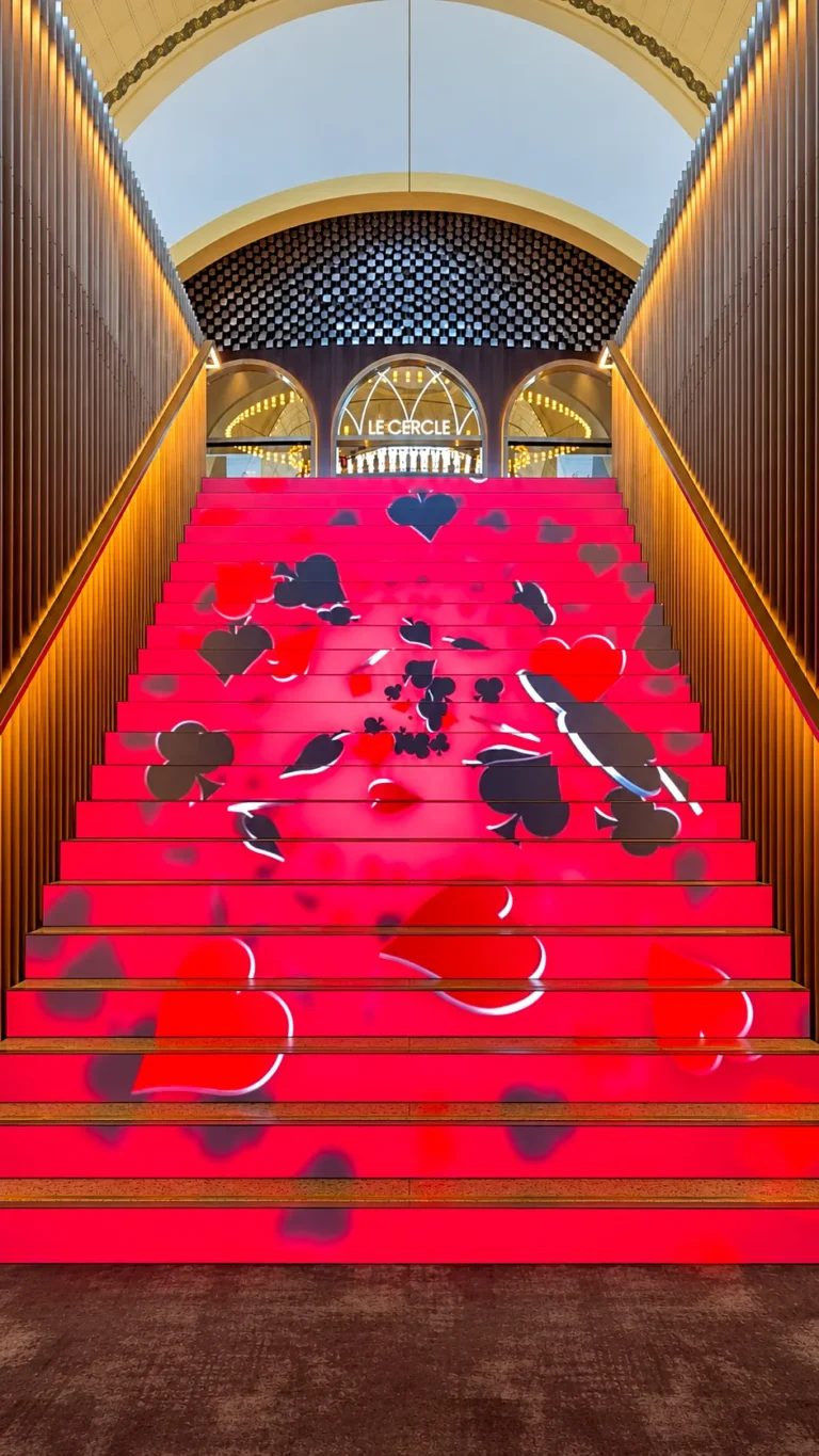 Escalier LED animé de pique, cœur, carreau et trèfle sur fond rouge