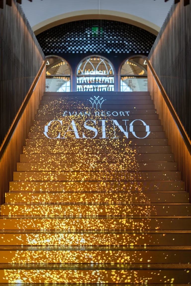 Écran LED casino : vue de face de l’escalier LED doré du Casino d’Évian menant au Cercle