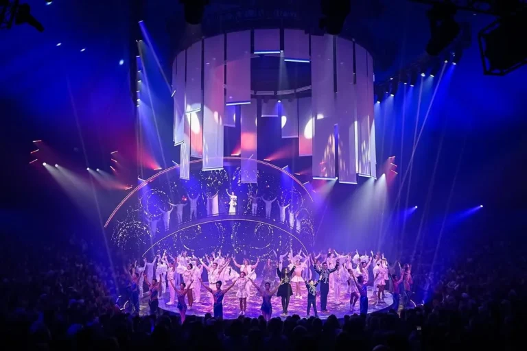 Écran LED cirque – Salut final du Cirque Knie devant le fond de scène LED courbe et la piste LED