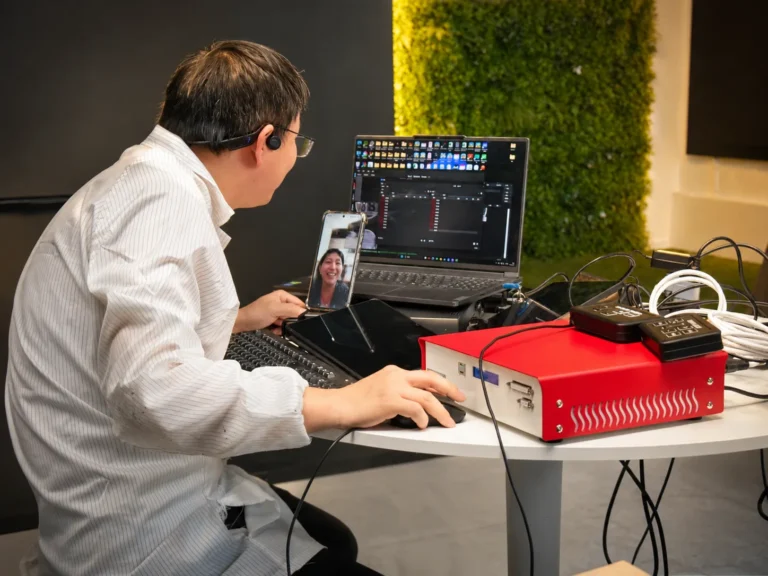 Technicien configurant un système de pilotage devant un écran de contrôle multi-fenêtres
