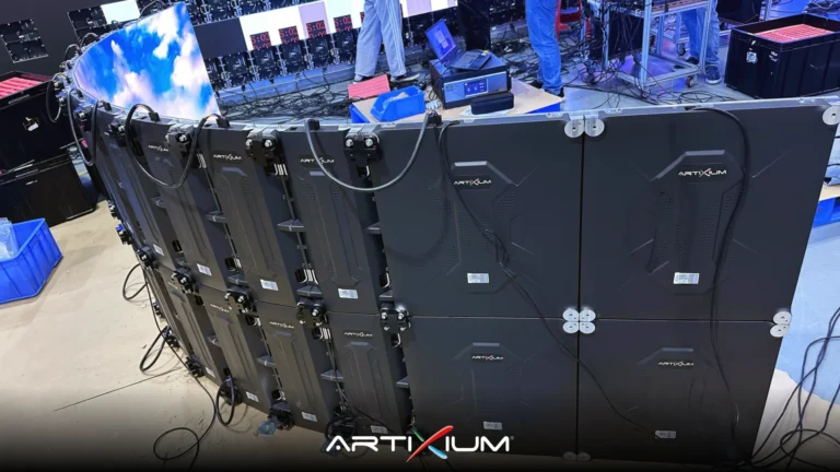 Écran LED studio TV – arrière des caissons Artixium lors du pré-montage en usine du mur courbe Tekos