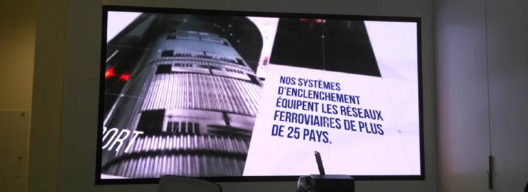 Écran LED intérieur diffusant une vidéo sur les systèmes d’enclenchement ferroviaire