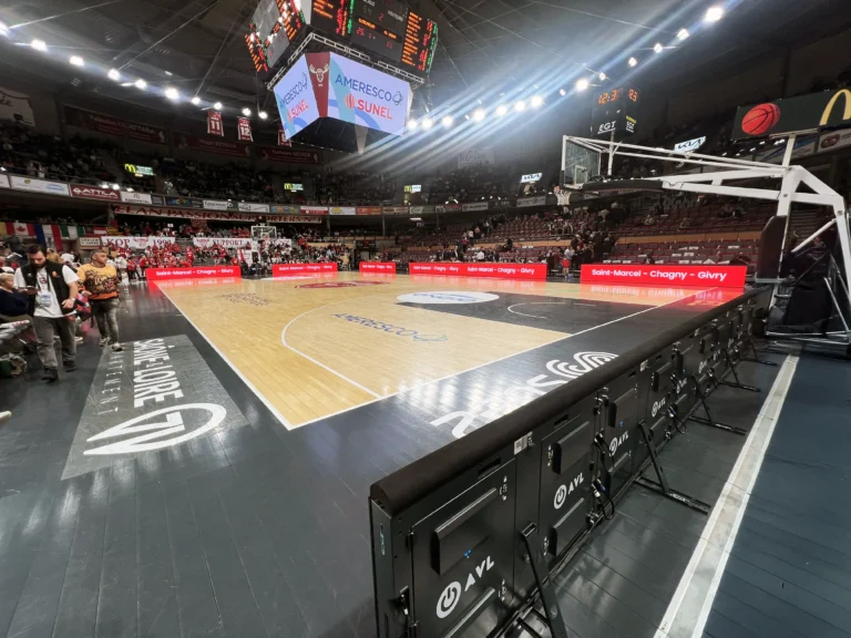 Écran LED basket – Système LED périmétrique rouge déployé autour du parquet du Colisée de Chalon-sur-Saône avant le match